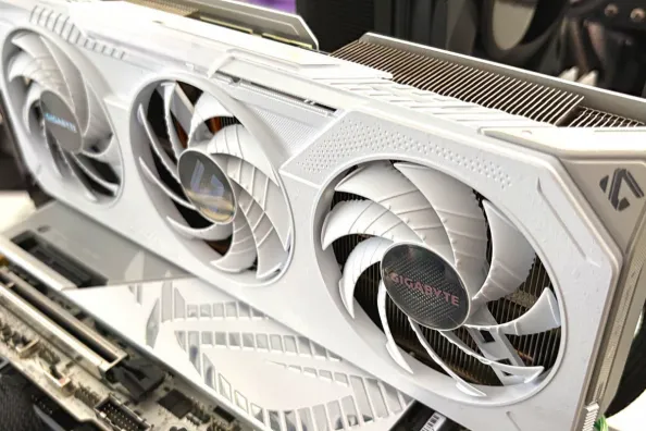 Gigabyte AMD Radeon RX 9060 XT Gaming OC ICE 16G Review combina FSR Redstone, diseño y rendimiento de más de 3200MHz 