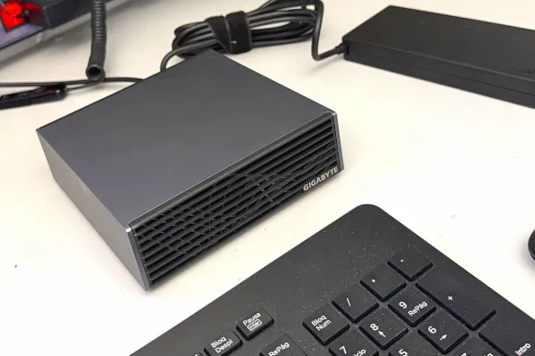 Gigabyte AI TOP ATOM Review, 128 GB de memoria unificada y 200 GbE para llevar la IA local a tu mesa