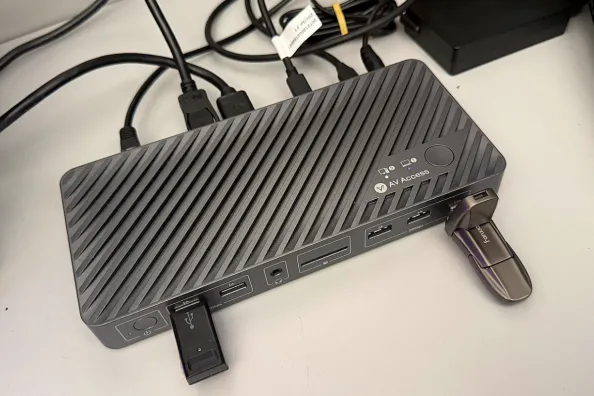 AV Access iDock B12 Review, el Dock Station definitivo con KVM para portátil y sobremesa gaming con carga, pantalla dual y conectividad de alta velocidad
