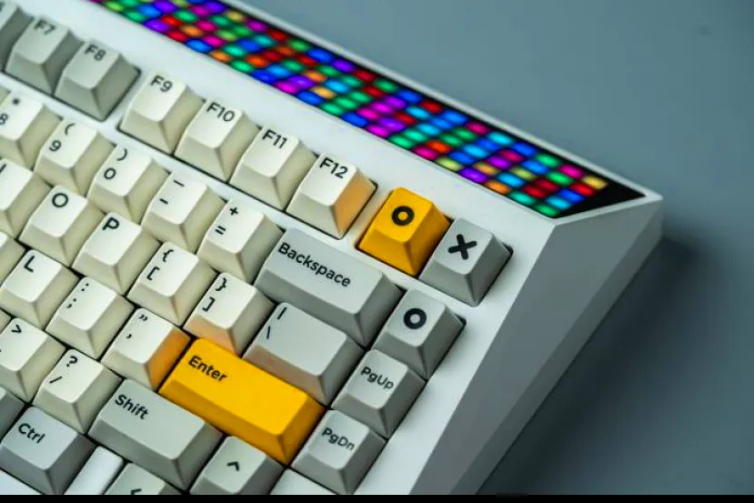 El teclado mecánico Cyberboard incorpora un majestuoso panel de 200 LEDs donde configurar efectos y animaciones