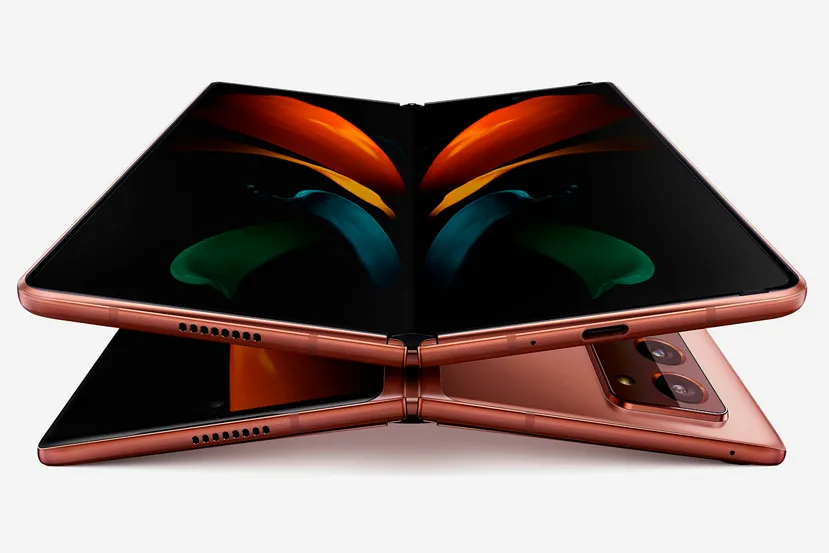 El Samsung Galaxy Z Fold 2 cuenta con una pantalla igual de frágil, pero una bisagra más resistente