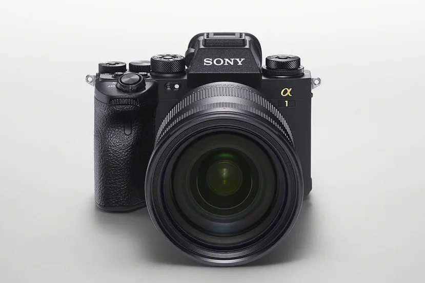 La Sony Alpha 1 es capaz de grabar vídeo a 8K 30 FPS o 4K 120 FPS a 10 bits