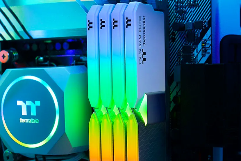 Thermaltake ha actualizado su memoria TOUGHRAM XG RGB  ahora disponible en color blanco, hasta 64 GB y 4600 MHz