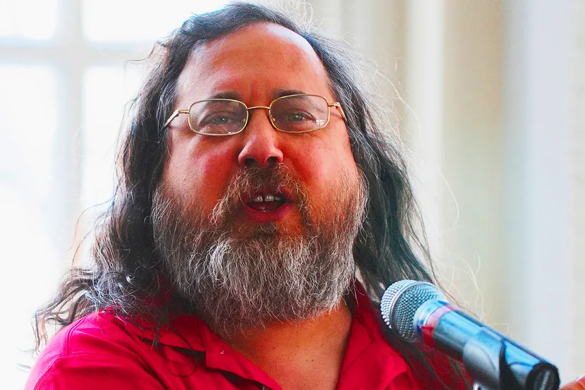 Red Hat deja de financiar a la Free Software Foundation en protesta por la vuelta de Stallman