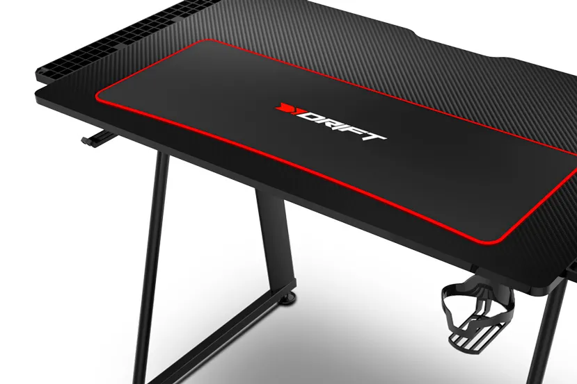 Drift presenta la mesa para gaming DZ75 con tablero laminado en fibra de carbono y soporte para auriculares y bebidas