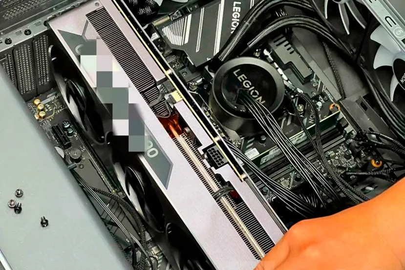 Vista una NVIDIA RTX 4090 de Lenovo con un diseño de 4 slot y 3 ventiladores