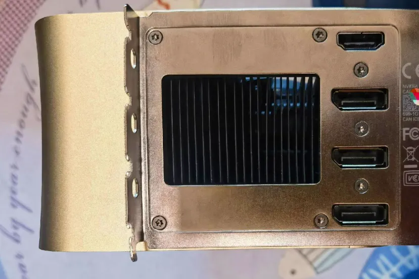 Aparecen fotografías de la parte posterior de una NVIDIA con un diseño de 4 ranuras