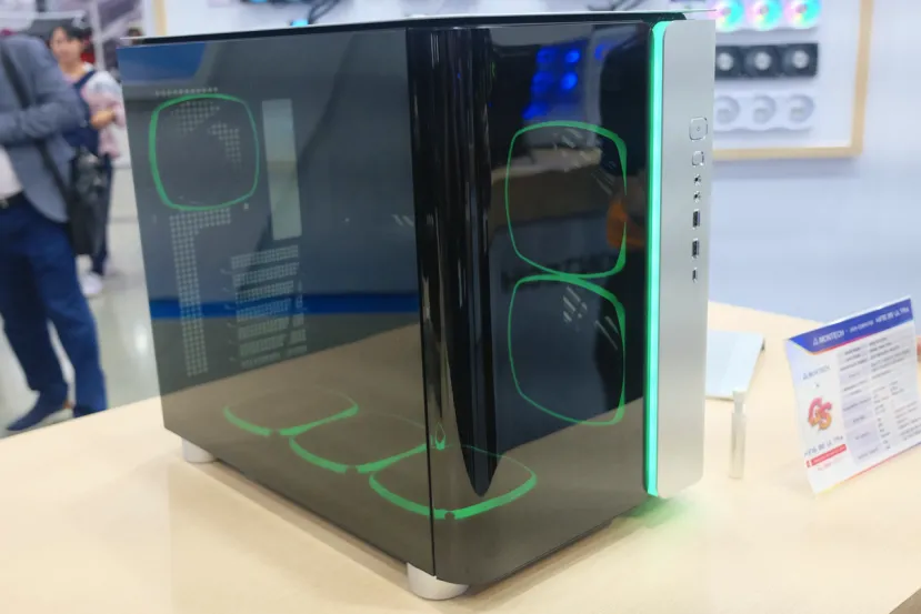 La MONTECH KING 95 ULTRA ofrece cristal templado curvado en el frontal con un diseño de doble cámara vertical