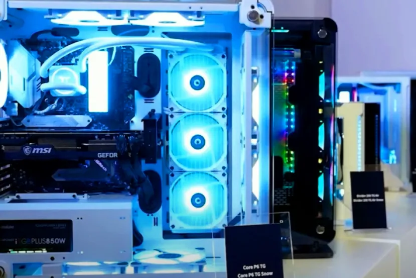 La caja Thermaltake Core P6 TG incluye tres paneles de cristal templado y un único espacio abierto