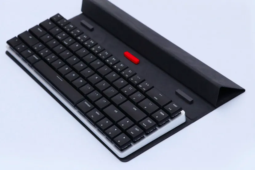 El Epomaker NT68 es un pequeño teclado mecánico, con RGB, inalámbrico y  magnético para ser adherido
