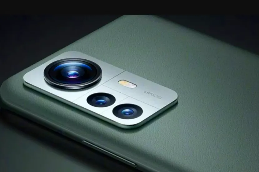 El Xiaomi 12 Pro es desmontado frente a las cámaras para mostrar su interior
