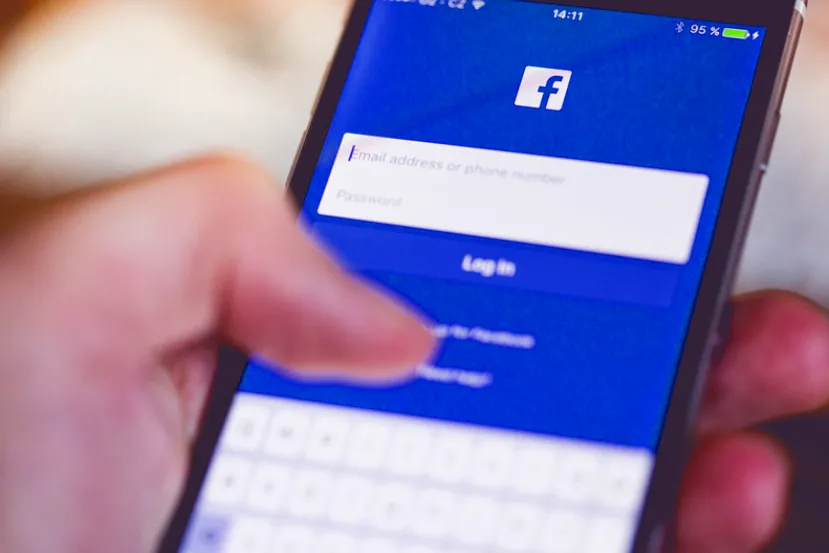 Facebook se desploma en bolsa tras perder usuarios por primera vez en su historia