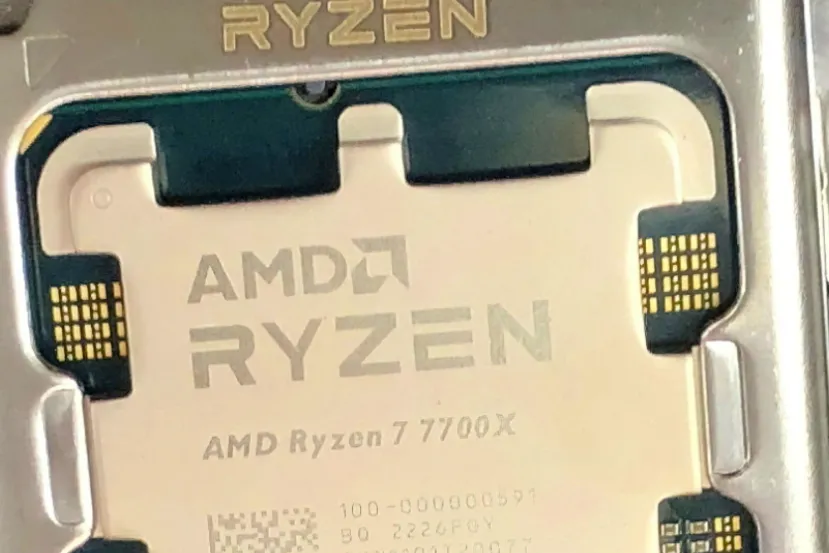 El AMD Ryzen 7 7700X posa para las cámaras con el nuevo socket AM5