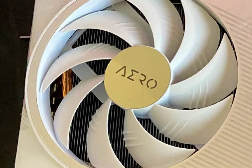 La Gigabyte RTX 4070 Ti AERO OC 12G se filtra en color blanco y con adaptador doble de 8 pines