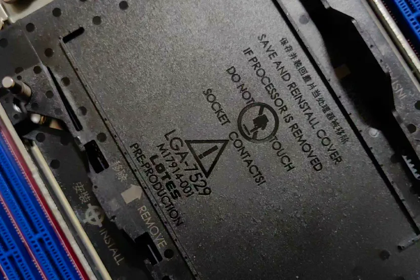 Se filtra la primera imagen del enorme socket Intel LGA-7529 para los Xeon Sierra Forest