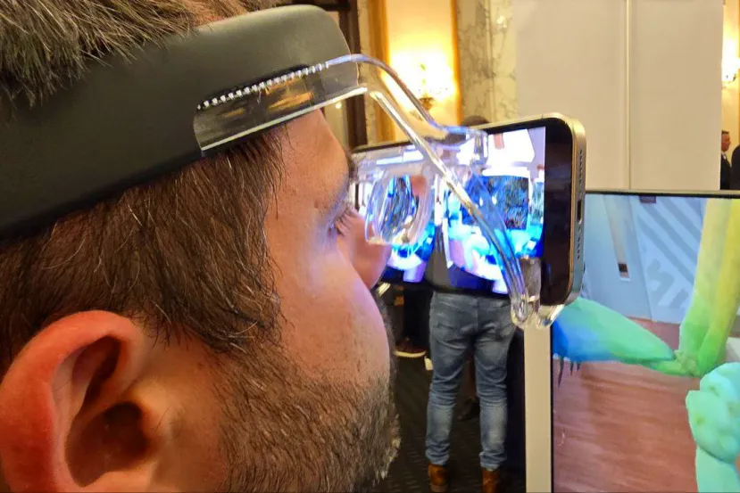 Zapbox hace posible la realidad aumentada por menos de 100 euros, usando tu móvil y un acccesorio con lentes