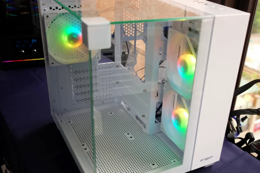 FSP presenta las cajas Micro ATX con visión panorámica, soporte para 7 ventiladores y RL de hasta 240mm