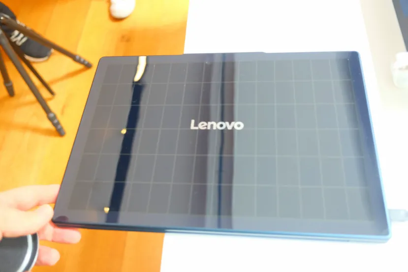 Lenovo ha mostrado su concepto de portátil Yoga con panel solar, hasta 1 hora de vídeo con 20 minutos de sol