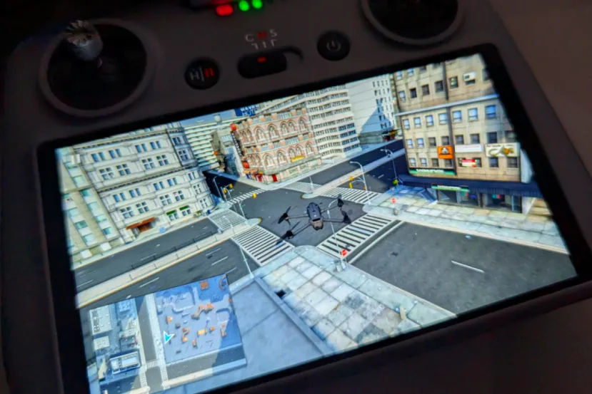 DJI lanza un simulador para aprender a usar sus drones desde los controladores con pantalla