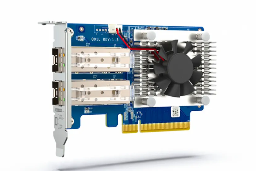 La tarjeta PCIe QNAP QXG-10G2SF-NXE ofrece dos puertos SFP+ de 10 GbE