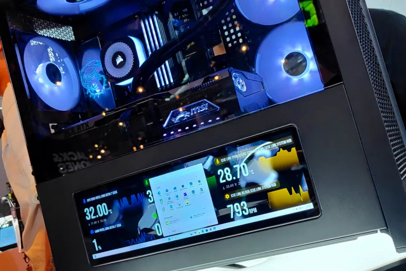 La torre Corsair Frame 5000D puede integrar una pantalla táctil de 14,5"