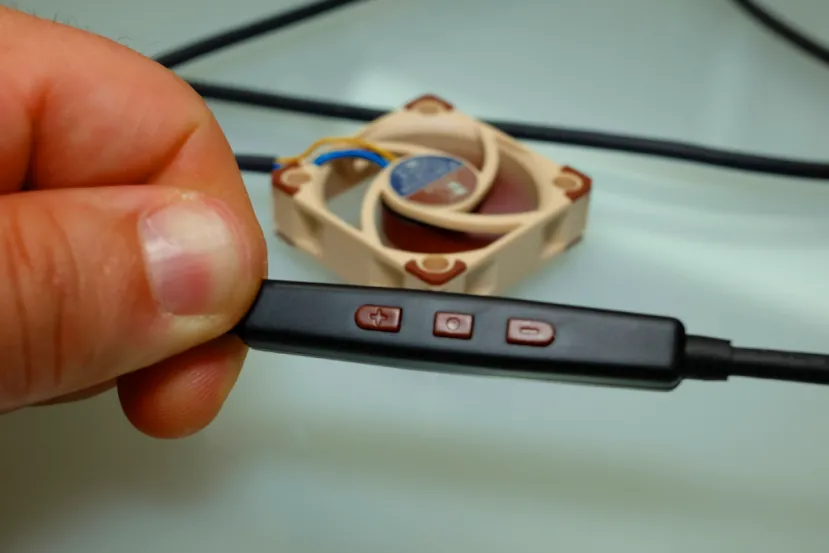 Este controlador de Noctua se integra en el propio cable y permite alimentar ventiladores por USB