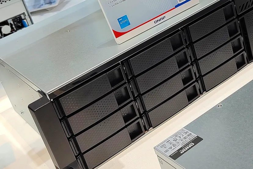 El nuevo QNAP TS-h1655XeU-RP presenta fondo corto y almacenamiento híbrido.