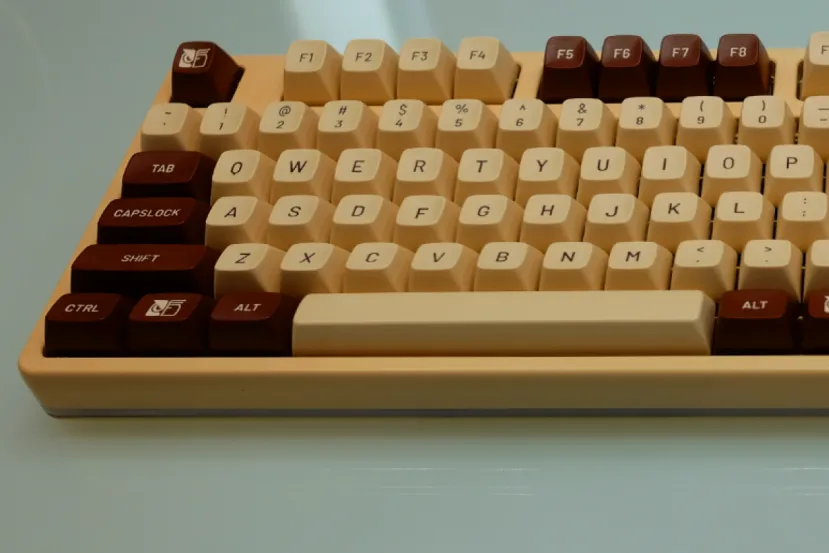 Noctua presenta unas keycaps para personalizar teclados con su esquema de colores