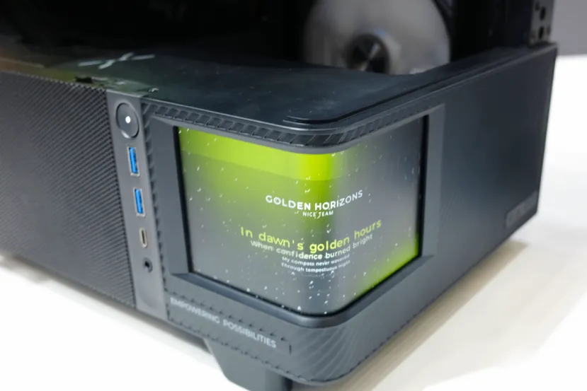 La torre TRYX ACTVISION sorprende con su pantalla AMOLED curvada y un panel de cristal templado doblado a 90º