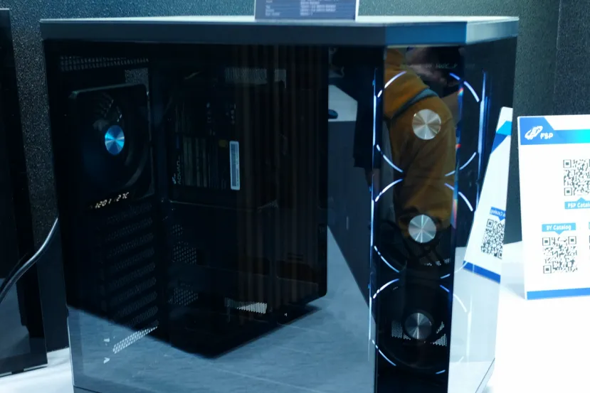FSP nos muestra sus novedades en cajas: Diseños panorámicos, y hasta un modelo para Workstations con 18 bahías de 3,55"
