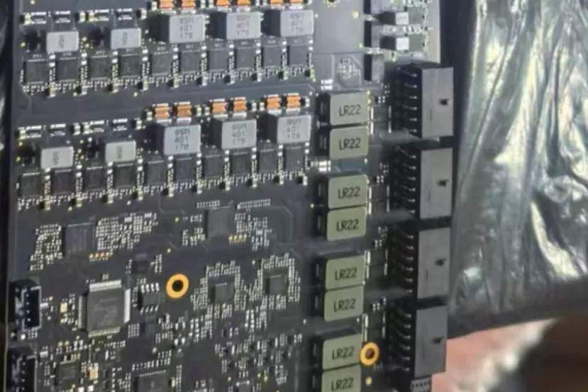 Aparece un prototipo de la RTX 5090 con cuatro conectores de corriente de 16 pines capaces de entregar 2.400 W