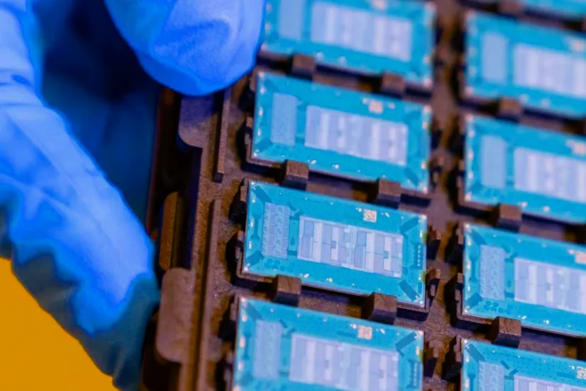 Intel abandona el desarrollo de sustratos de vidrio delegándolo a empresas externas y plantea dejar de fabricar chips de terceros con el proceso 18A