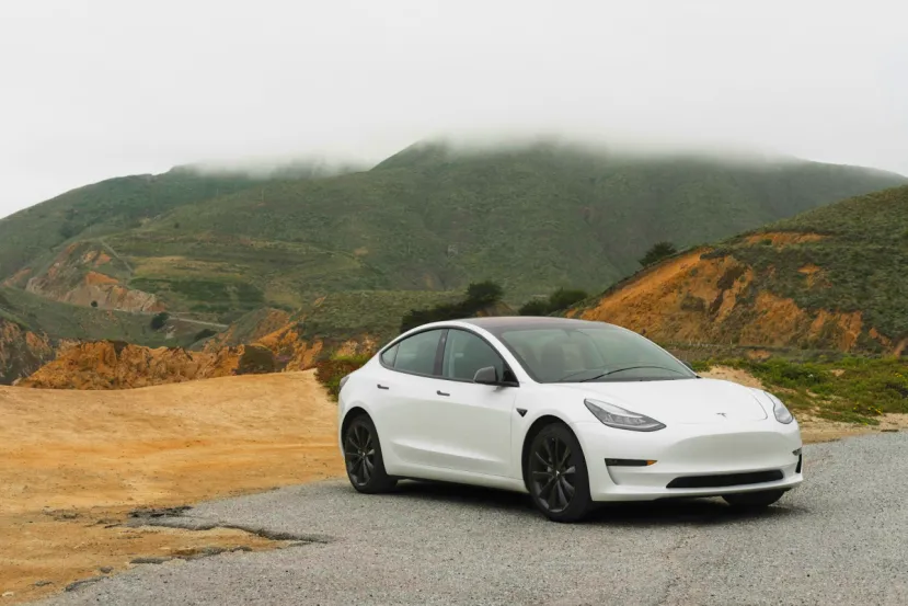 Grok aterriza como asistente de voz en los coches de Tesla, pero solo si tienen un AMD Ryzen
