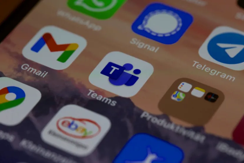 Microsoft Teams estrena reacciones múltiples, plantillas de reuniones y mejoras en reservas de escritorio