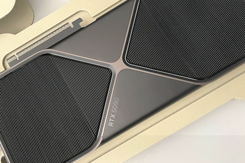 Visto un prototipo de la NVIDIA RTX 5090 con 128 GB de memoria VRAM por casi 12.000 euros