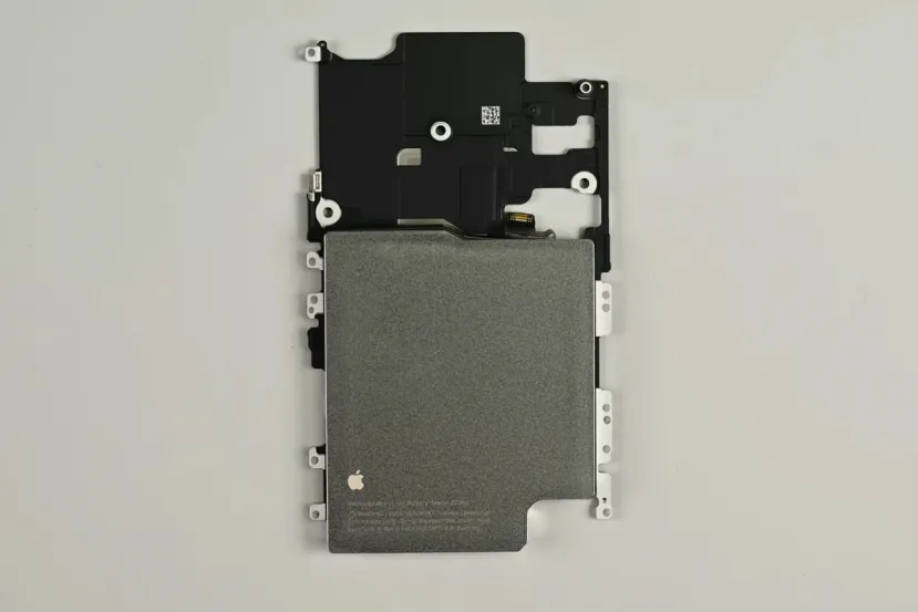 Apple ha simplificado la reparación de batería para los iPhone 17 Pro, ahora se extrae mediante una bandeja