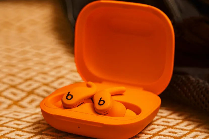 Beats Powerbeats Fit, la nueva apuesta de Apple en audio deportivo con diseño más flexible, ANC y sonido espacial