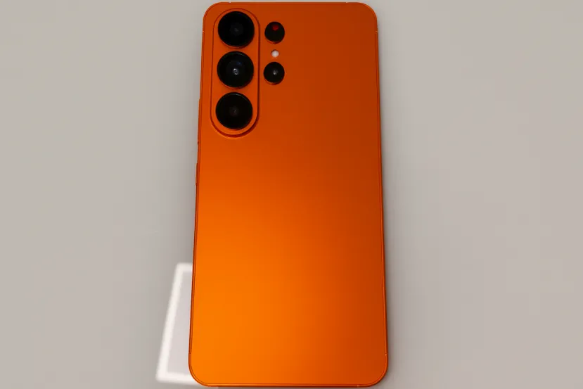 El Galaxy S26 Ultra apunta a un nuevo acabado naranja brillante que marcaría un cambio estético en la próxima generación de Samsung