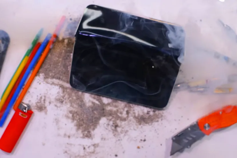 El Google Pixel 10 Pro Fold sale ardiendo en la prueba de resistencia de JerryRigEveryghing