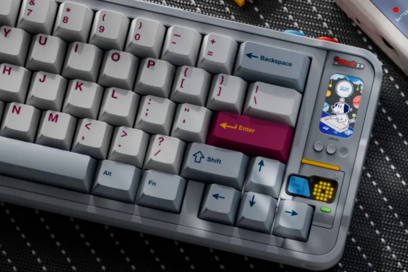El teclado Qwertykeys QK65 MK3 incorpora una pequeña pantalla que te permitirá jugar a juegos retro