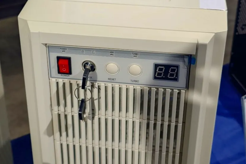 Si echas de meno el diseño de los PC Vintage, la nueva caja SilverStone FLP03 tiene hasta el botón de turbo y panel de disquetera