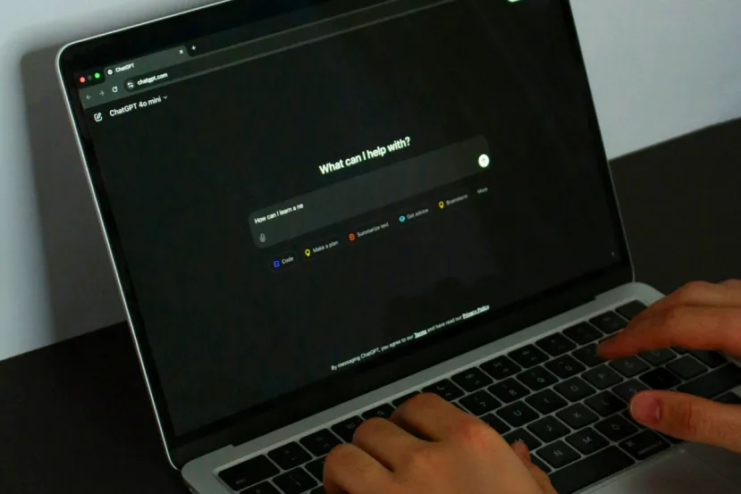 El último informe de OpenAI revela que los empleados ahorran hasta 60 minutos diarios y el uso de la IA se ha multiplicado por ocho