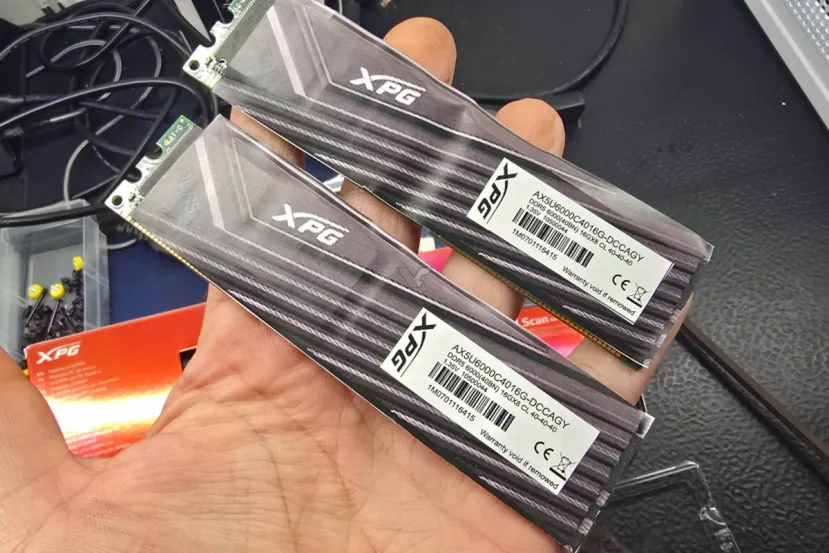 Llegan los primeros timos con la memoria RAM, un usuario pone pegatinas a módulos DDR2 haciéndolos pasar por DDR5