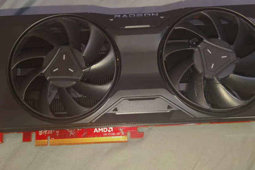 Aparece un prototipo de Radeon RX 7700 XT MBA con disipador de referencia de AMD que nunca llegó al mercado