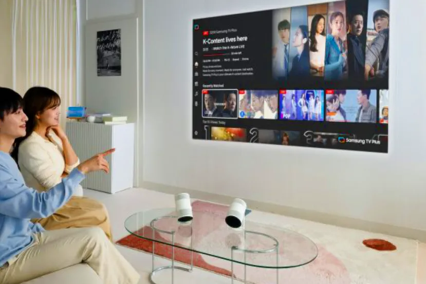 Samsung The Freestyle+ llega con IA OptiScreen, 430 lúmenes ISO y proyección 180 grados para llevar el cine portátil al CES 2026