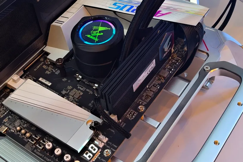 GIGABYTE pionera en tecnología de memoria CQDIMM, 2 módulos de 128 GB funcionando a 7.200 MT/s