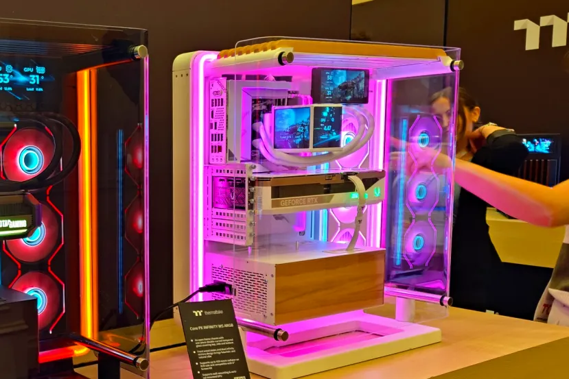 La caja Thermaltake Core PX Infinity WS ARGB añade detalles en madera para dar un toque elegante
