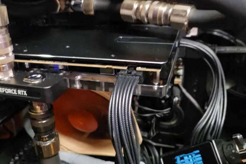 Un overclocker prueba una RTX 5090 de GIBABYTE con 1.521 W al añadir un segundo conector de corriente 12V-2x6