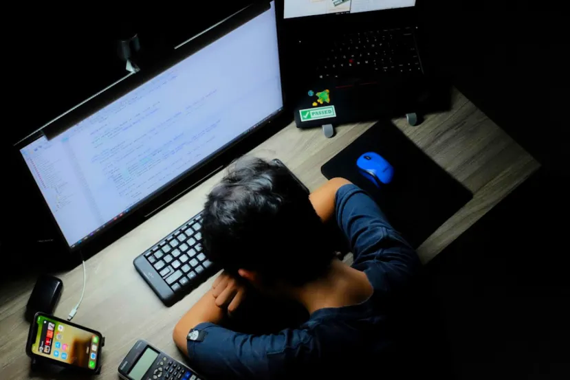 Algunos empiezan a hablar de la fatiga de la IA: así es cómo el aumento de productividad está quemando a los programadores