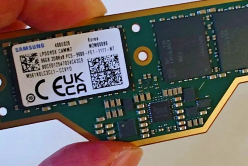 Lenovo enseña una pieza clave para el futuro del portátil. Una memoria Samsung LPCAMM2 de 96 GB y 9600 MT/s